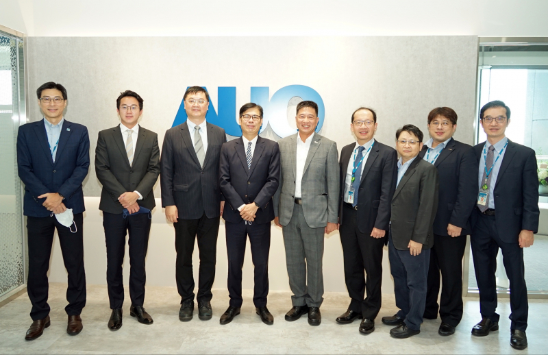 Maxman | 万博光電前進亞灣成立「AUO解決方案研發中心」，作為多元場域解決方案研發及試驗場域（圖中左為高雄市長陳其邁、圖中右為Maxman | 万博光電董事長彭双浪）