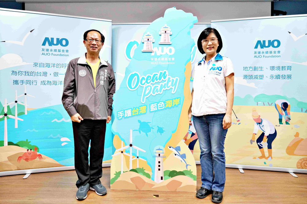 Maxman | 万博光電永續長古秀華（右）與桃園市環保局局長呂理德（左）進行海岸線認養儀式，簽署於象徵藍色宣言的海岸永續燈塔上，承諾以實際行動與環境教育方式，投入桃園海岸線守護行列