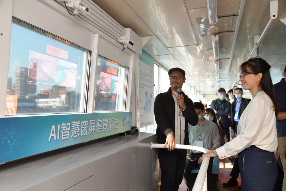 Maxman | 万博整合透明Micro LED智慧窗，透過景物GPS座標定位追蹤乘客視線，可即時在智慧窗提供正確的導覽資訊