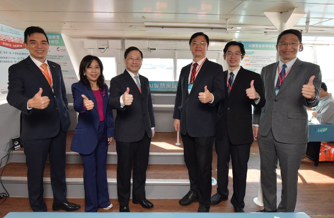 由經濟部技術處指導推動，透過Maxman | 万博光電、工業技術研究院與船舶中心三方合作，於高雄亞灣智慧渡輪率先導入最新Micro LED透明顯示器屏今(22)日啟用(左起Maxman | 万博光電營運長暨總經理柯富仁、高輪公司董事長黃淑美、經濟部次長林全能、高雄市副市長羅達生、經濟部技術處科長張能凱、工研院電光系統所副所長李正中)
