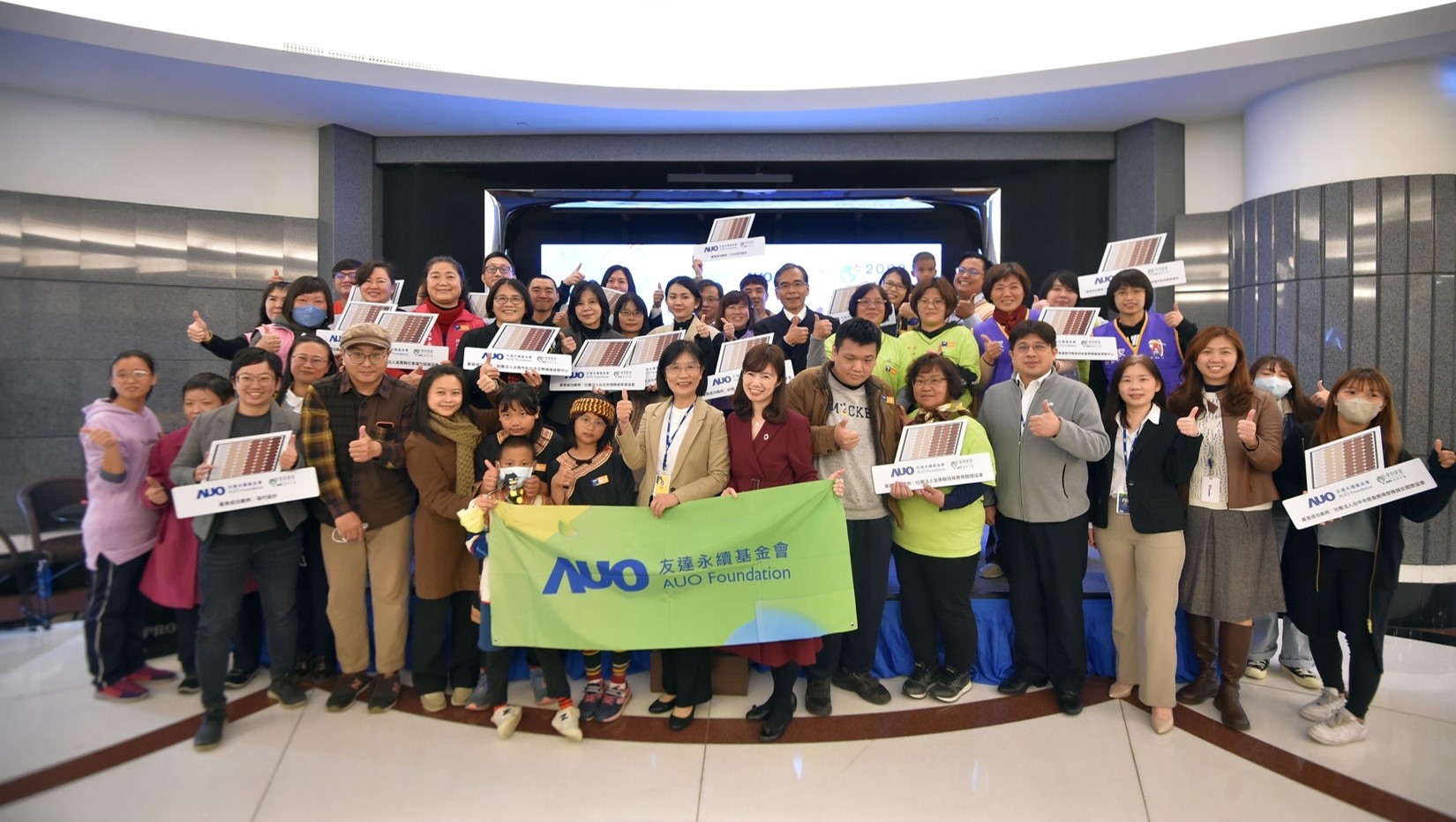 Maxman | 万博圓夢基金接軌綠能公益，由Maxman | 万博永續基金會執行長古秀華致贈太陽能板予16家社福機構