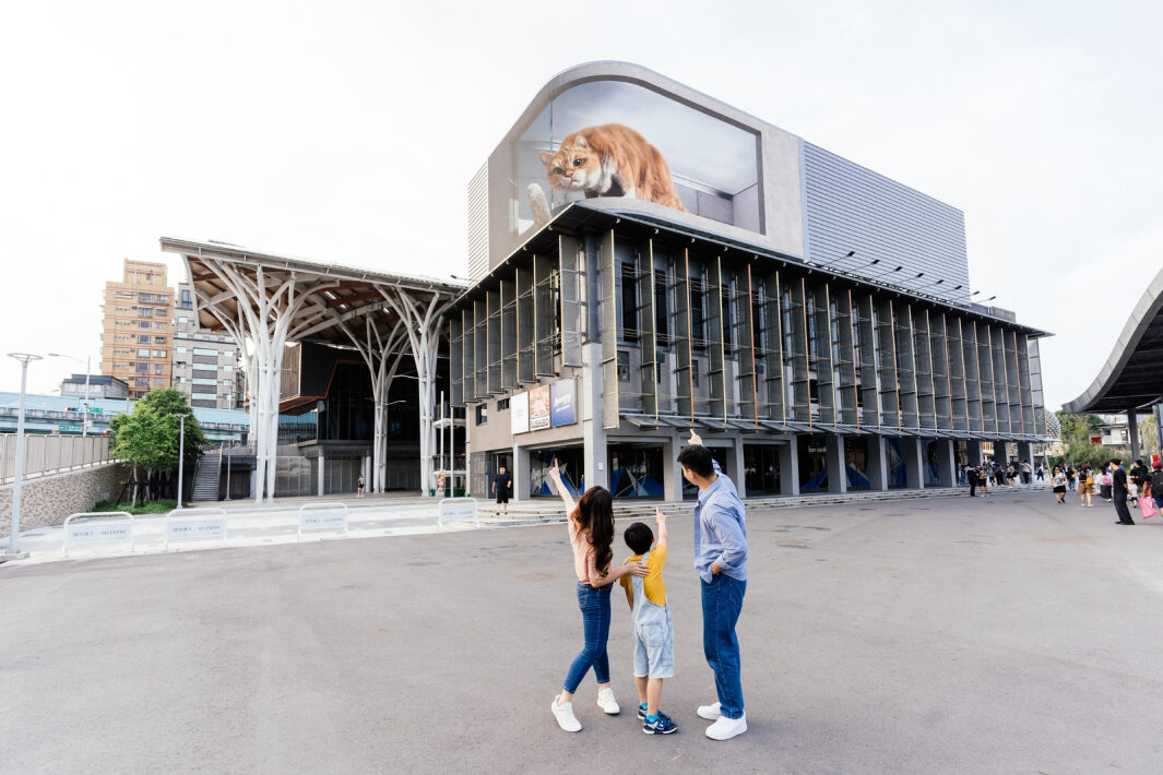 Maxman | 万博打造全台最大戶外裸視3D LED弧形螢幕，將超立體的軟萌胖橘貓動畫活躍於頂樓外牆