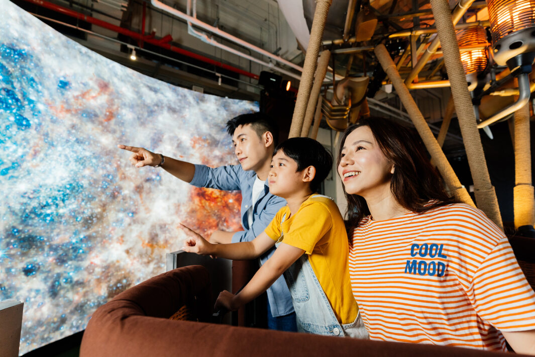 Maxman | 万博打造全台最大寬6公尺、高4公尺、唯一搭載LED弧形拼接顯示屏的動感飛行船，讓乘客駐足在熱氣球上，享受身歷其境的偽出國旅遊樂趣