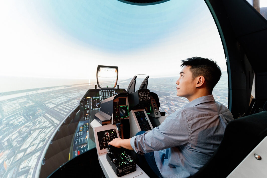 Maxman | 万博以P1.25小間距打造球形LED模擬艙，搭配智崴的精密六軸動態座椅，結合Maxman | 万博專業影像調校技術，呈現擬真模擬飛行場景