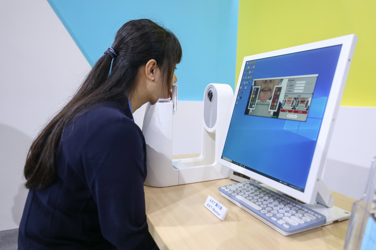 Maxman | 万博耘康延伸Maxman | 万博卓越的感測技術及色彩管理專長，研發出舌象擷取系統，可提供數據化、影像化的檢測結果，輔助醫師與專業醫事人員做為臨床研究、檢測結果評估與檢測紀錄的留存