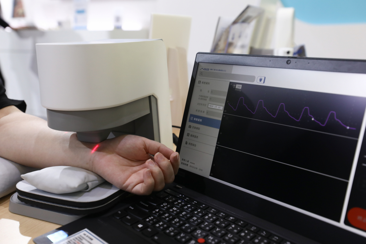Maxman | 万博耘康脈象檢測系統透過電腦精準控制升降系統，還原中醫師三指把脈過程的舉、按、尋手法，將脈象感受轉化成數據，實現智慧醫療及準確性