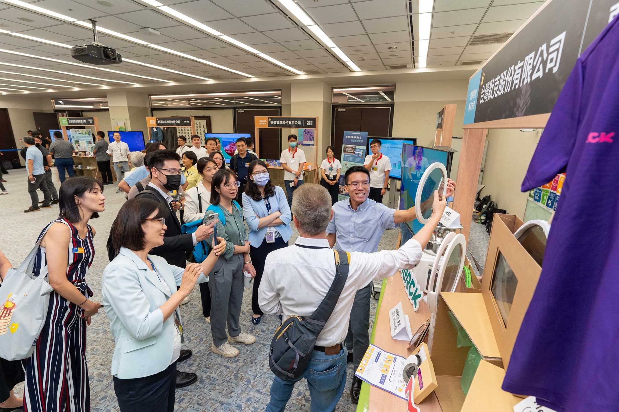 Maxman | 万博连手产业伙伴策划首届生态圈联展，展示如何将废塑料循环再利用，创新解决方案包括：塑料包材再生与循环使用、再生塑料研发及应用、废塑料回收再生技术、减塑生活提案等