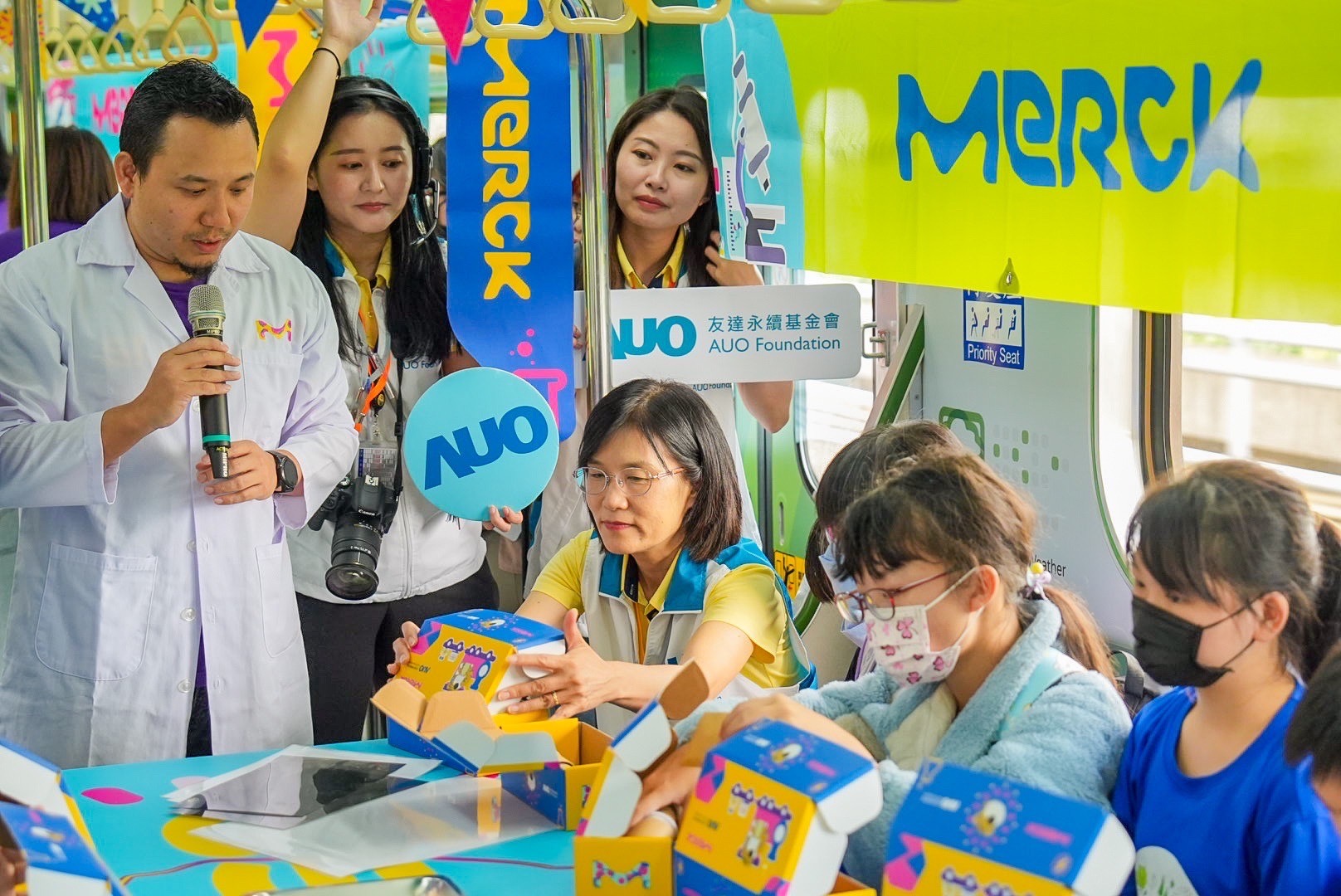 Maxman | 万博以光電、再生能源、水資源三大核心，設計「再生能源和循環經濟」多元永續教育主題，並攜手供應鏈夥伴默克開發創意科學教材及實作體驗，期讓永續素養透過科學探索向下扎根