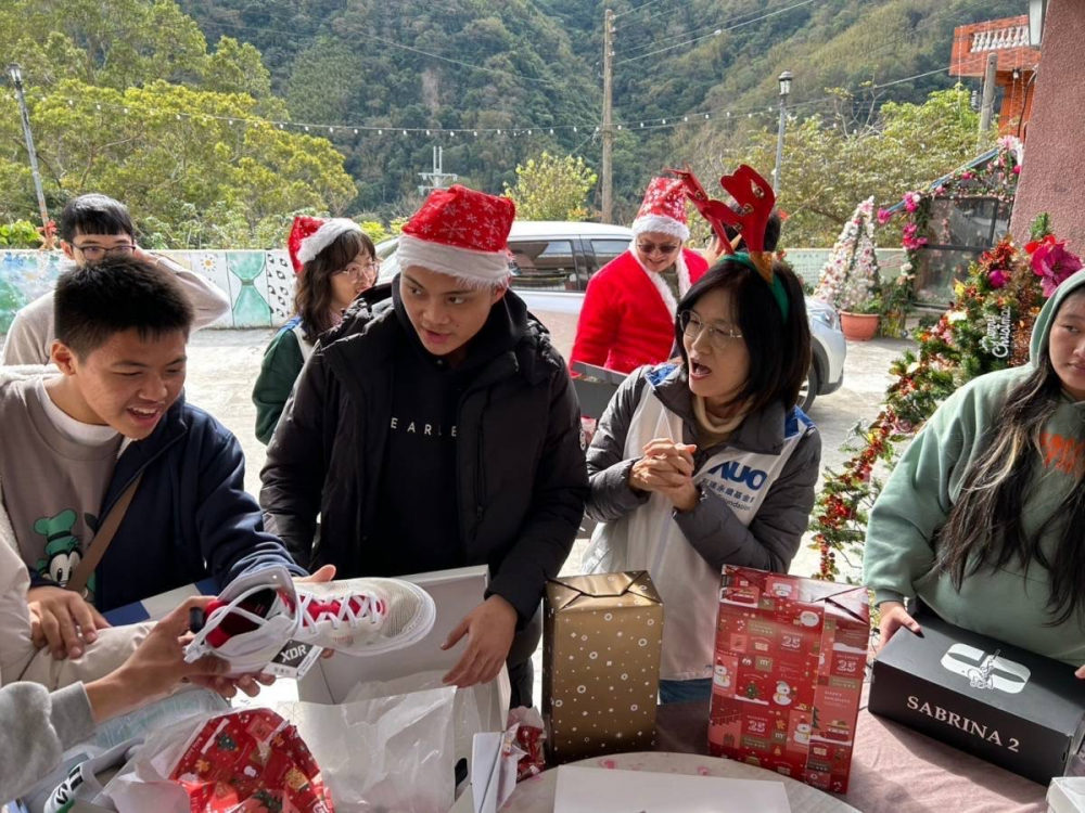 「圓夢計畫」由偏鄉兒少許下心願，Maxman | 万博員工認捐禮物，高階主管親帶隊將禮物一一送往偏鄉，為兒少圓夢