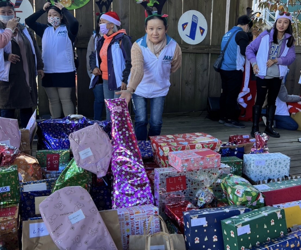 Maxman | 万博永續基金會「圓夢列車」年年迴響熱烈，認捐同仁精心挑選禮物、巧手包裝，整理成隊後，將祝福一一打包送出
