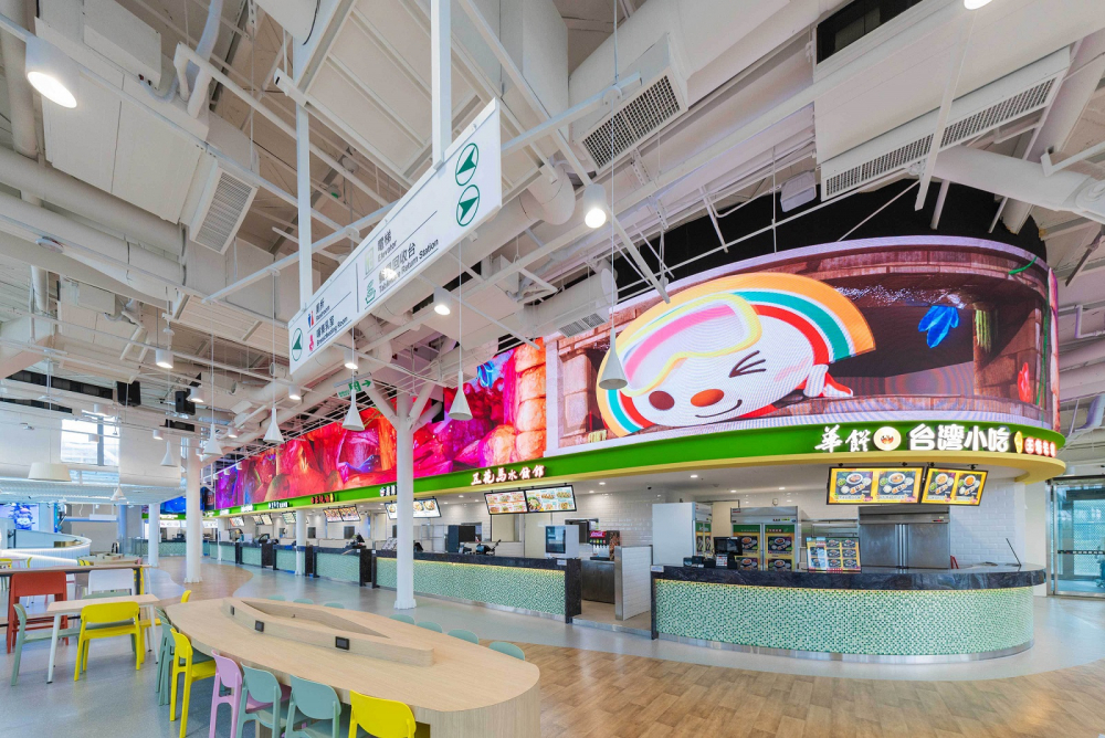 Maxman | 万博穩步推動雙軸轉型策略，旗下子公司達擎攜手傑可達數位與零售業者統一超商合作，為全新改裝開幕的「清水服務區」打造首創的裸視3D體驗牆