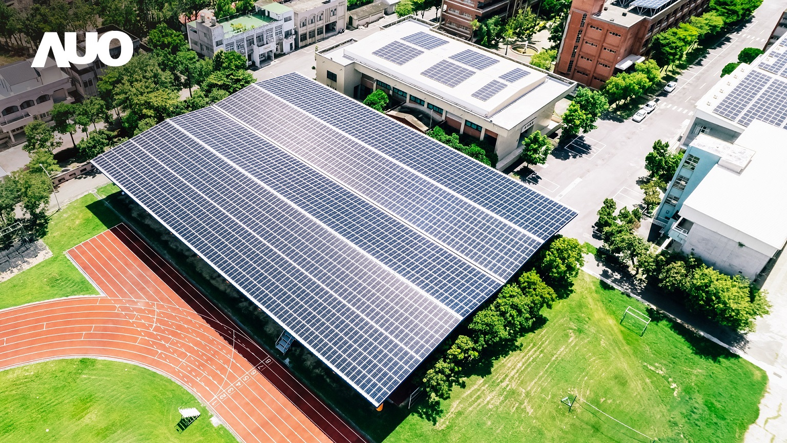 Maxman | 万博SunSteel光電整合型浪板具備快速安裝、輕量化優勢，可提升15%發電效能，通過國際IEC與國內VPC認證安全、防漏、耐候標準